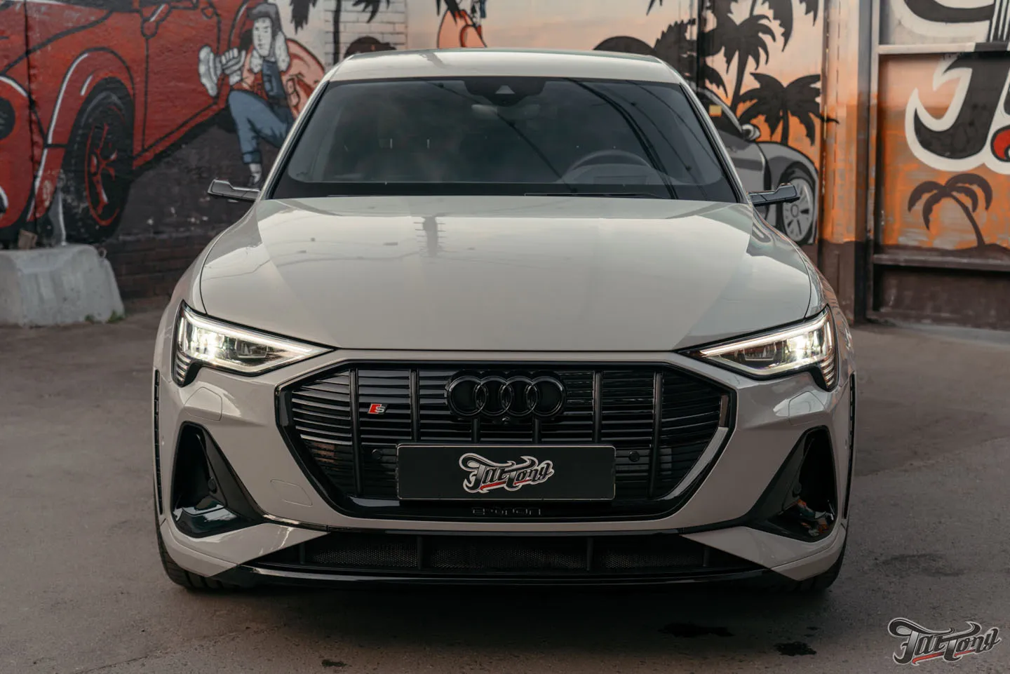 Оклеили Audi e-tron S глянцевым полиуретаном и сделали фирменный Шиномонтаж на вибростенде